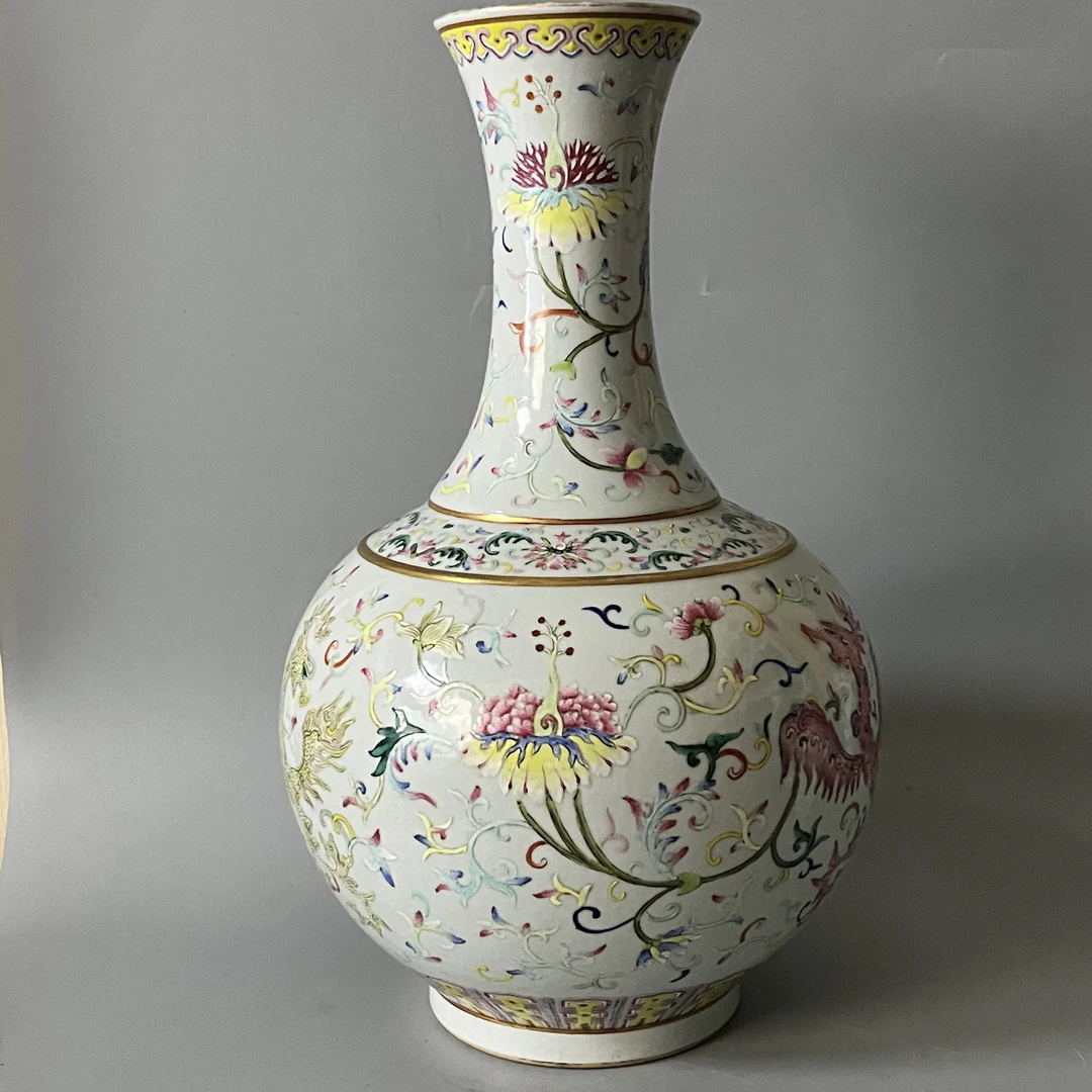 2881 清粉彩花卉天球瓶