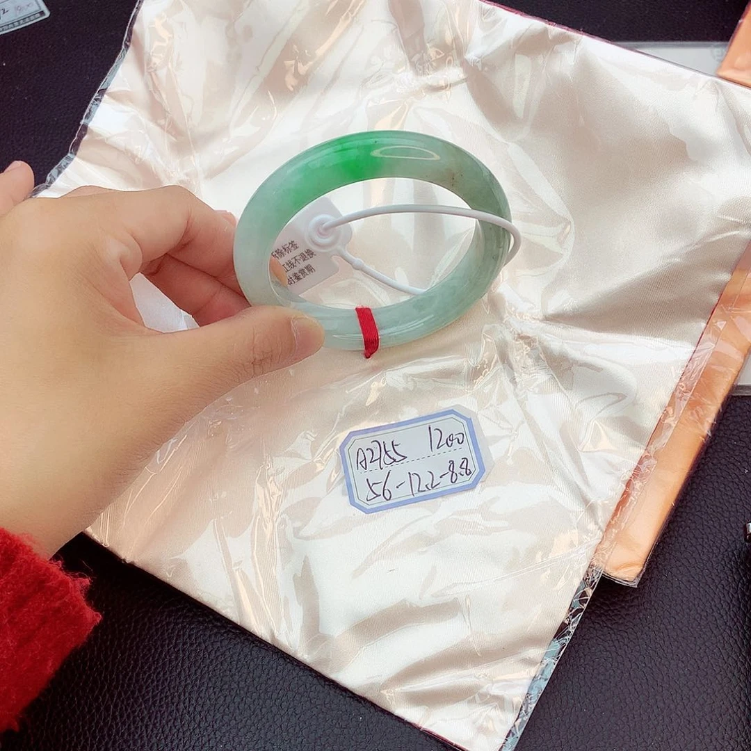 翡翠手镯未镶嵌翡翠