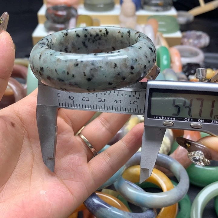 未镶嵌手镯石英质玉