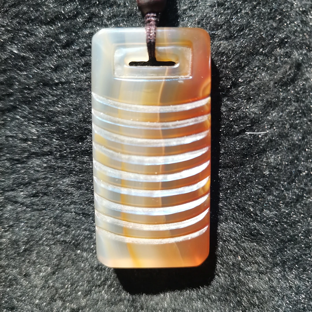 天然玛瑙雕刻的吊坠