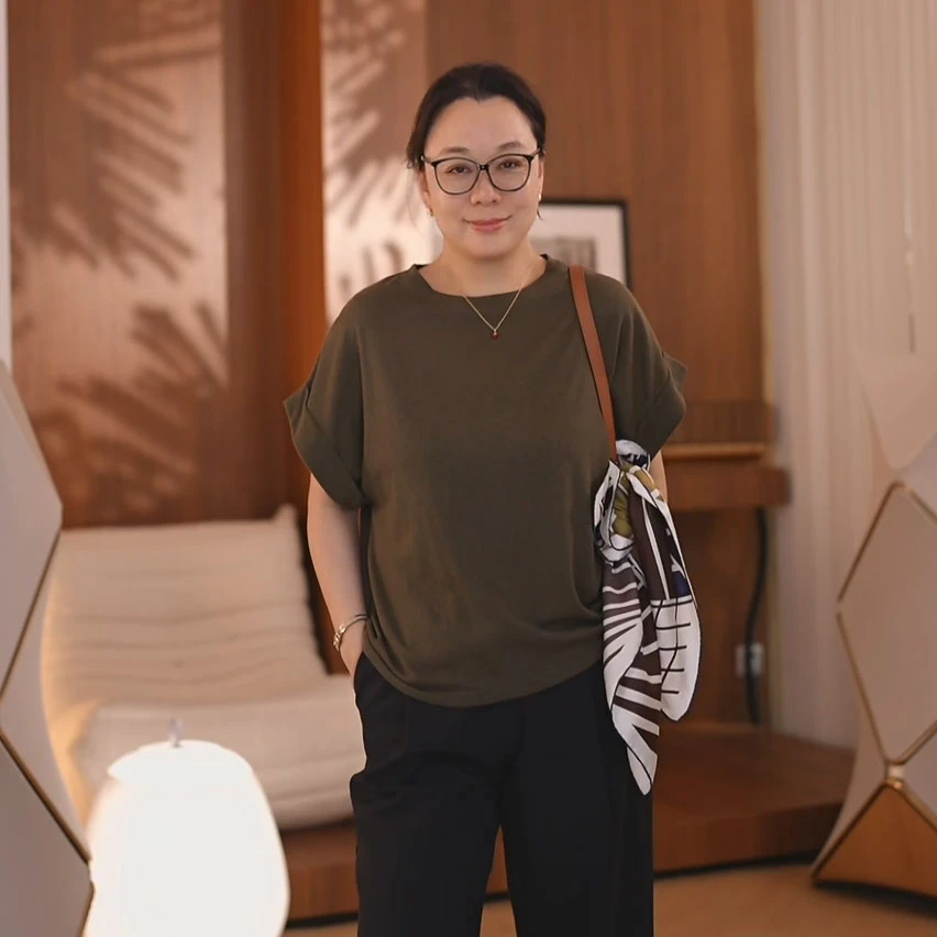 Ms.Qnn“满分松弛”法国雨露麻极简卷袖边T恤 39T385 Q姐