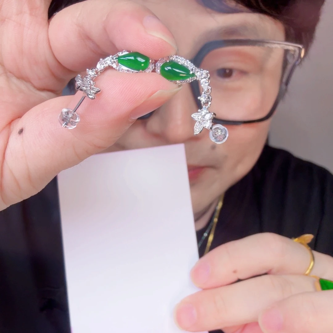 翡翠未镶嵌颈饰一对