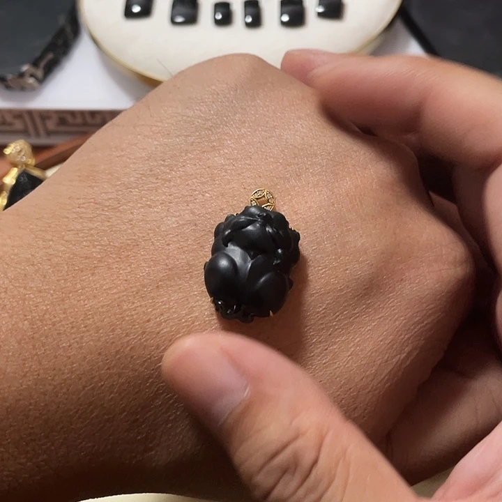 用***6翡翠18K金镶嵌颈饰翡翠