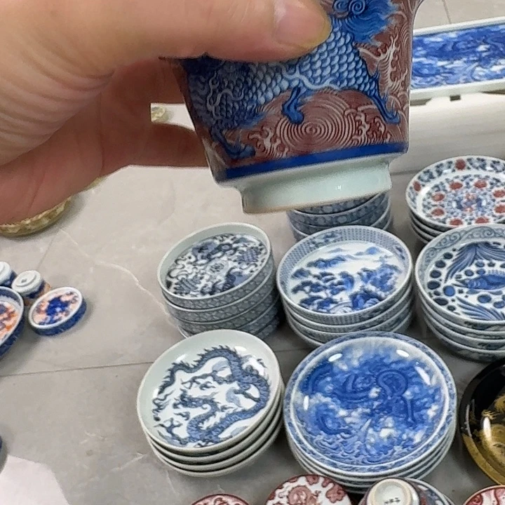 瓷片釉里红麒麟踏浪二才马蹄盖碗