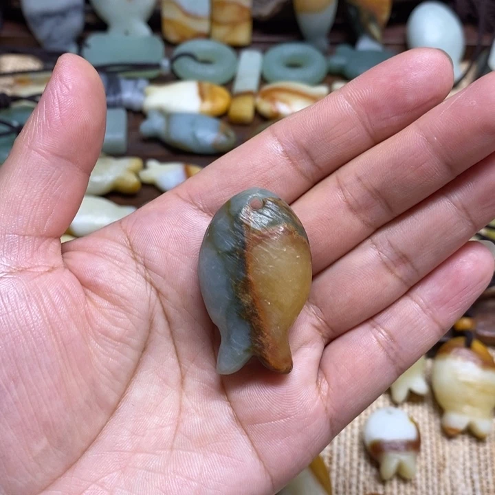 画***的蛇纹石玉未镶嵌颈饰