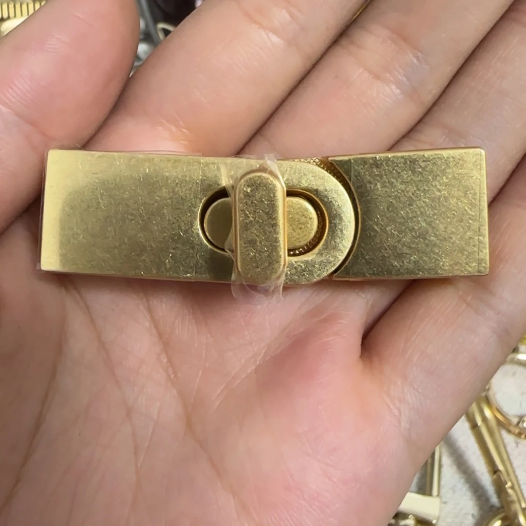 金色扭锁15元2个.
