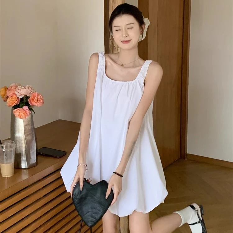 度假风u领白色吊带背心连衣裙女夏季气质宽松休闲露背花苞短裙子