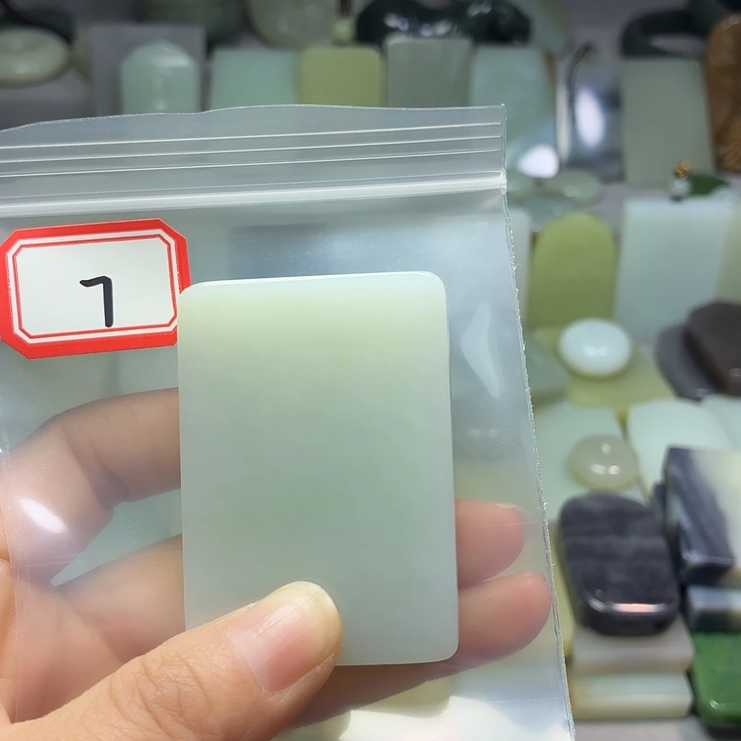 魏***利和田玉未镶嵌颈饰