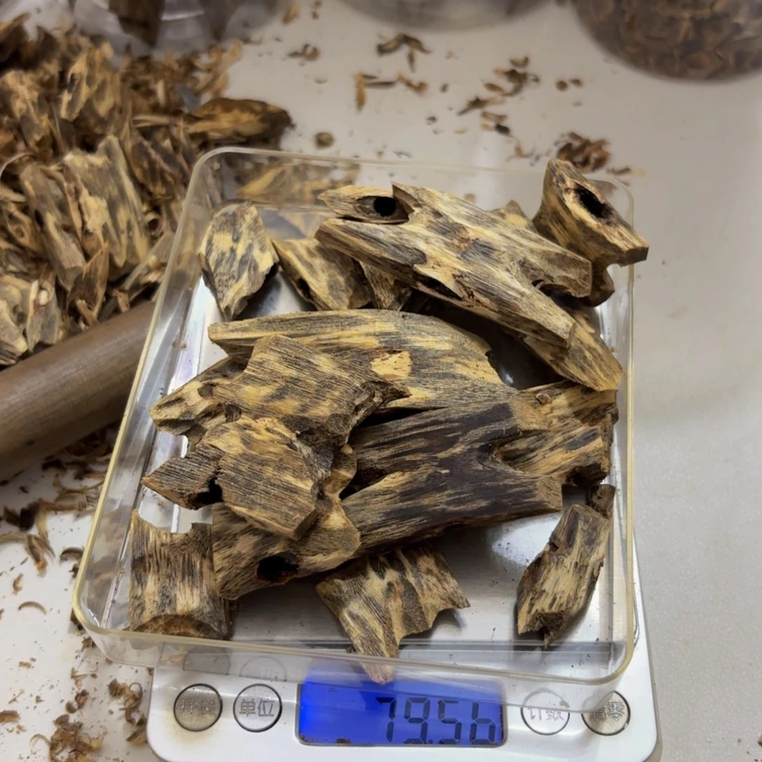哈****沉香碎屑沉香透顶绿79克