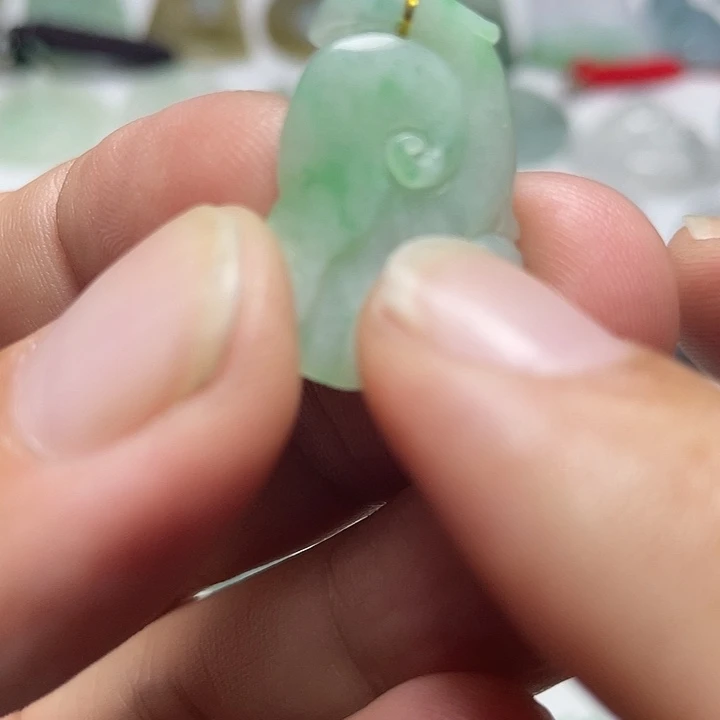 翡翠未镶嵌颈饰如意头