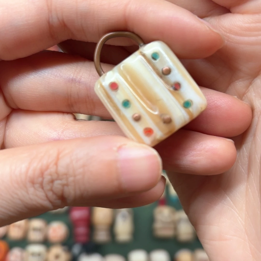 ?***3配饰和化妆等工序制作出来