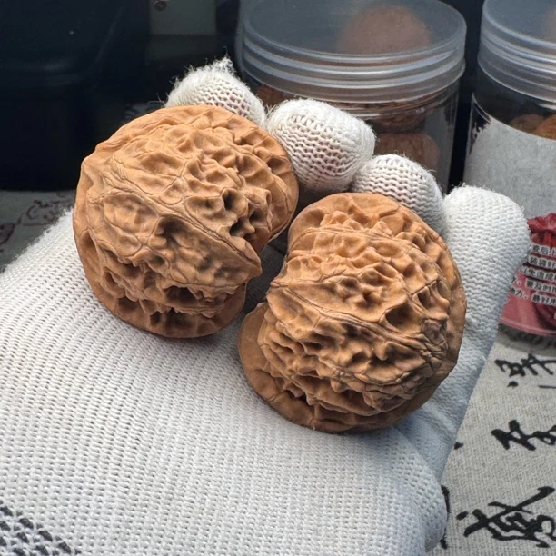 208号全品无修白茬桃心宫灯狮子头文玩核桃 尺寸:边40肚37高35