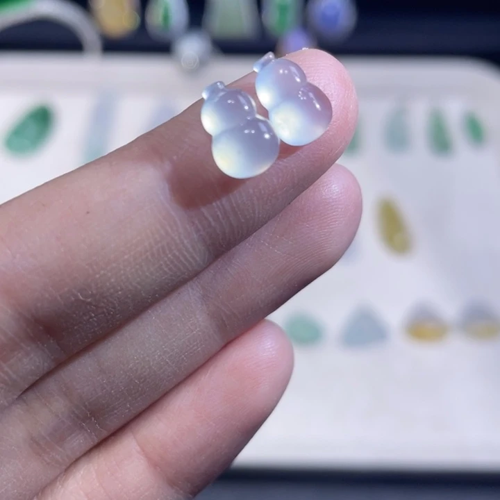 翡翠未镶嵌颈饰葫芦