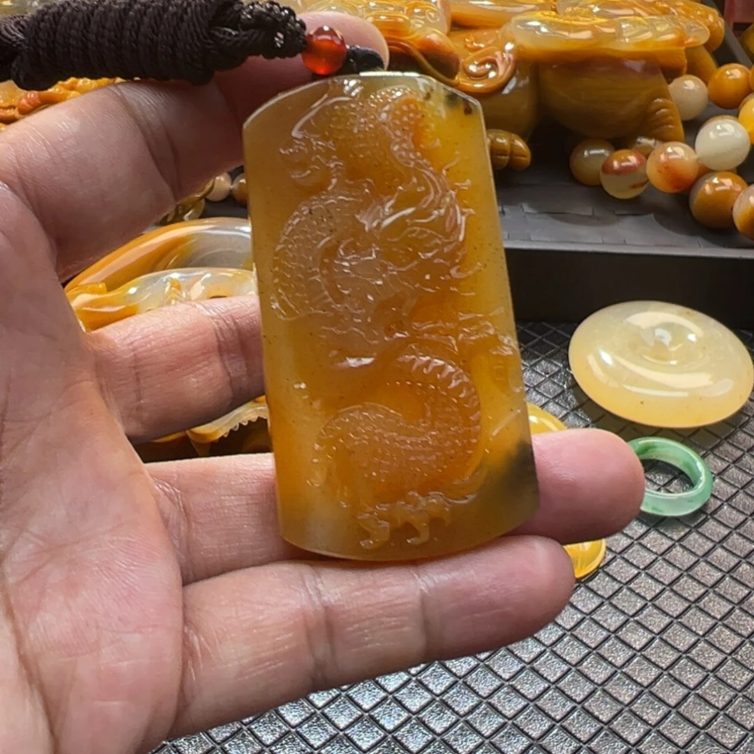 颈饰未镶嵌石英质玉