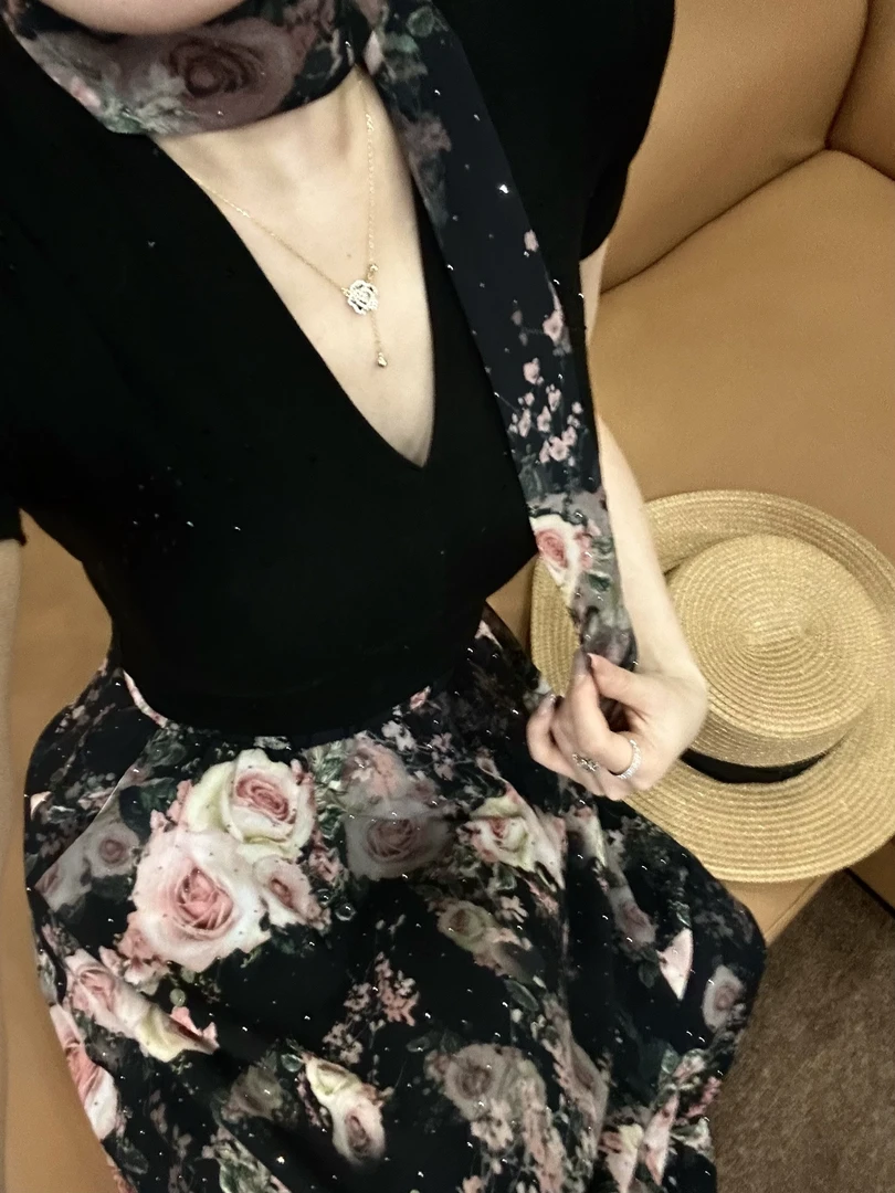 【Gouya】法式玫瑰复古半身裙短袖套装V领上衣闪钻伞裙套装