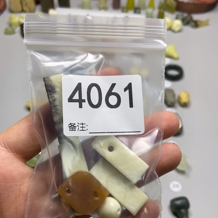 啸***堂未镶嵌蛇纹石玉颈饰
