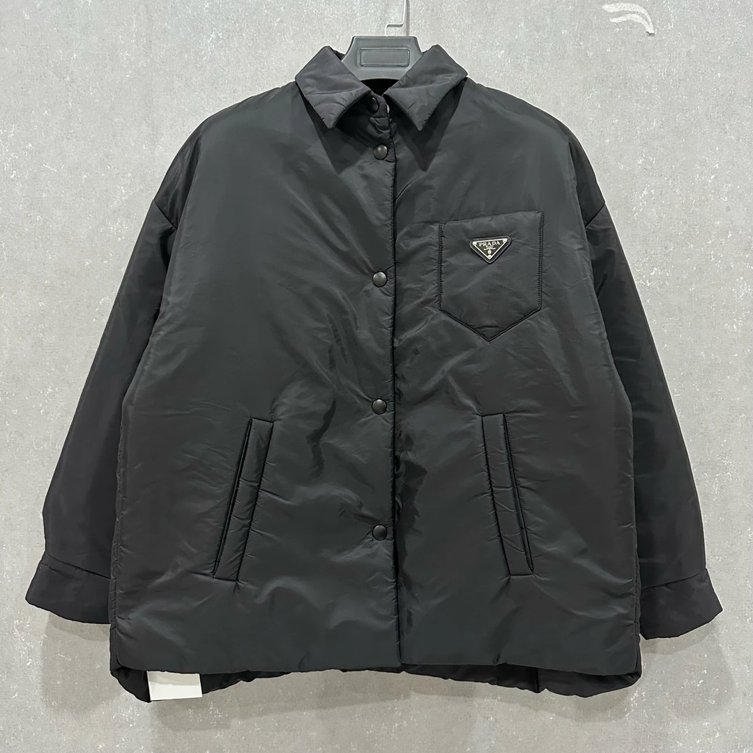 未使用 Prada/普拉达 再生尼龙三角标羽绒外套36码/006099