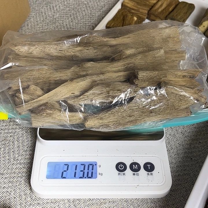 沉香沉香碎屑凤凰尾，味道偏凉药香味