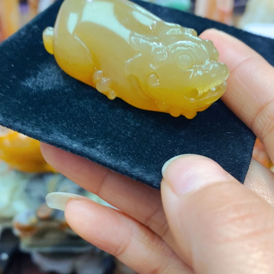 未镶嵌石英质玉（黄龙玉）颈饰