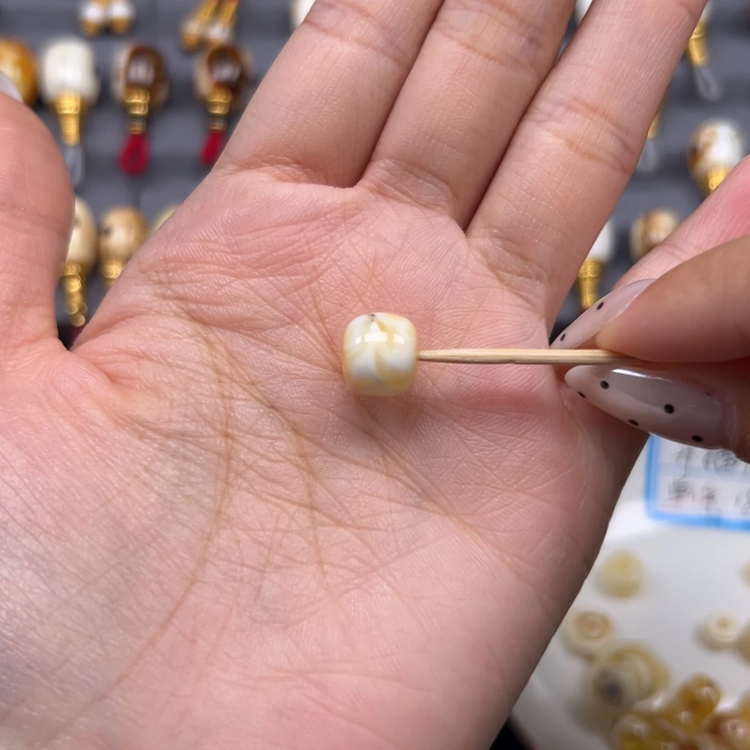 琥珀未镶嵌裸石10.1x9.1mm