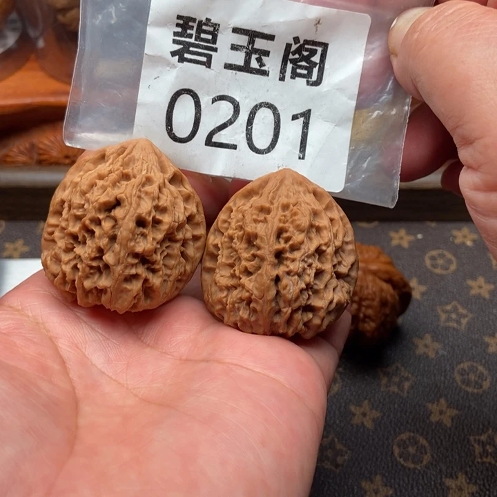 文玩核桃吊坠野牛全品39