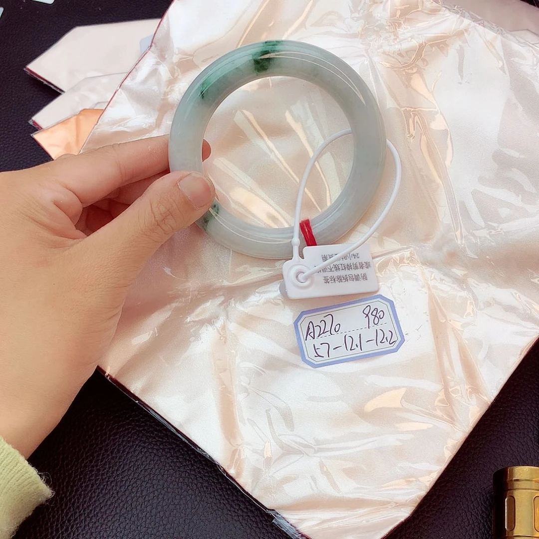 翡翠手镯未镶嵌翡翠