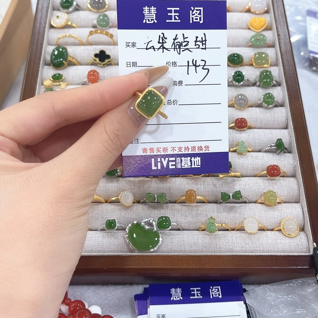 云***甜和田玉未镶嵌耳饰