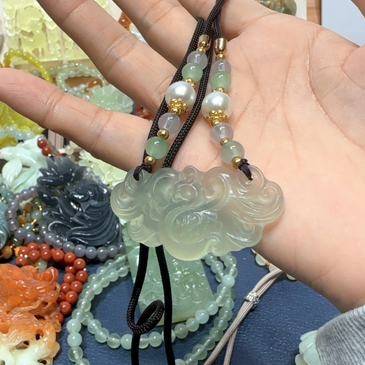 未镶嵌蛇纹石玉吊坠