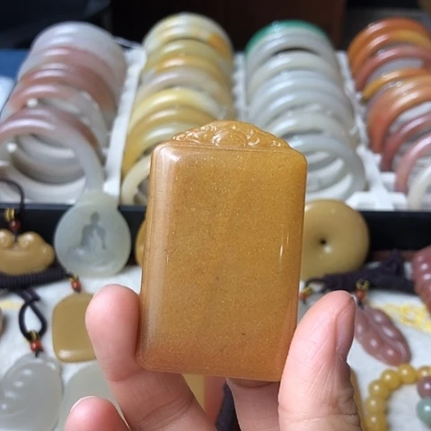 石英质玉未镶嵌颈饰