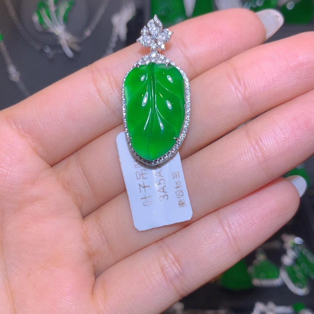 颈饰18K金镶嵌翡翠叶子