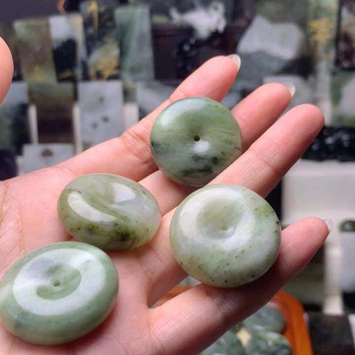 乐***扣独山玉未镶嵌颈饰