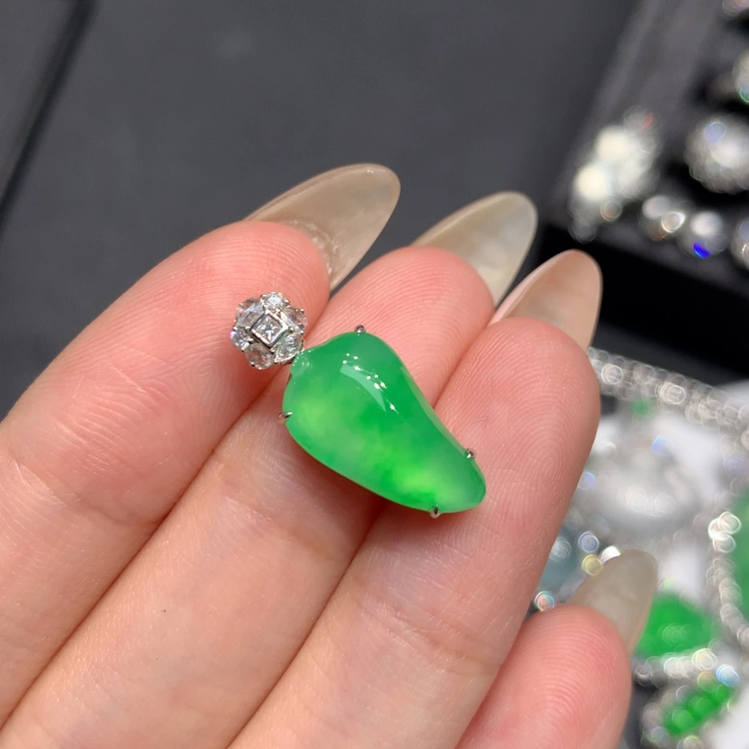 翡翠18K金镶嵌吊坠(赠链)甜阳绿辣椒