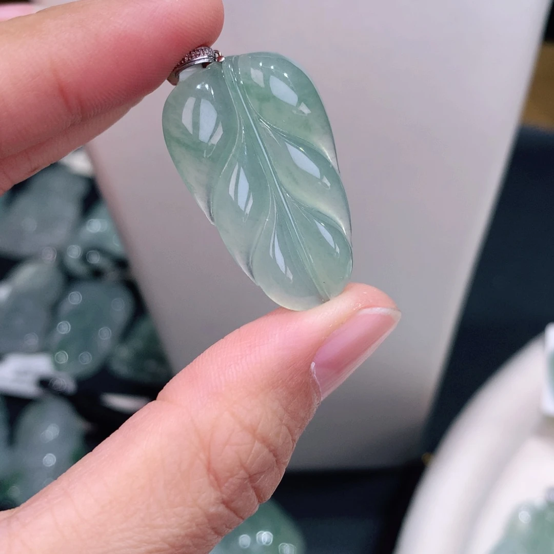 颈饰18K金镶嵌翡翠晴绿叶子