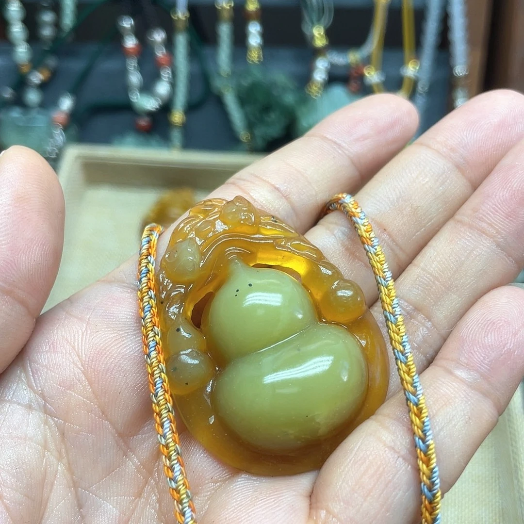 蛇纹石玉未镶嵌颈饰傲**漠