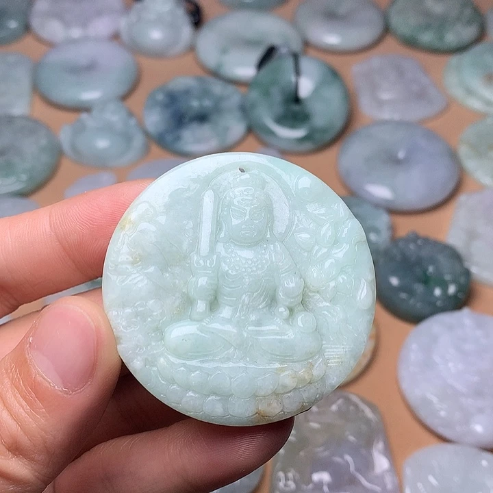 翡翠未镶嵌颈饰不动明王