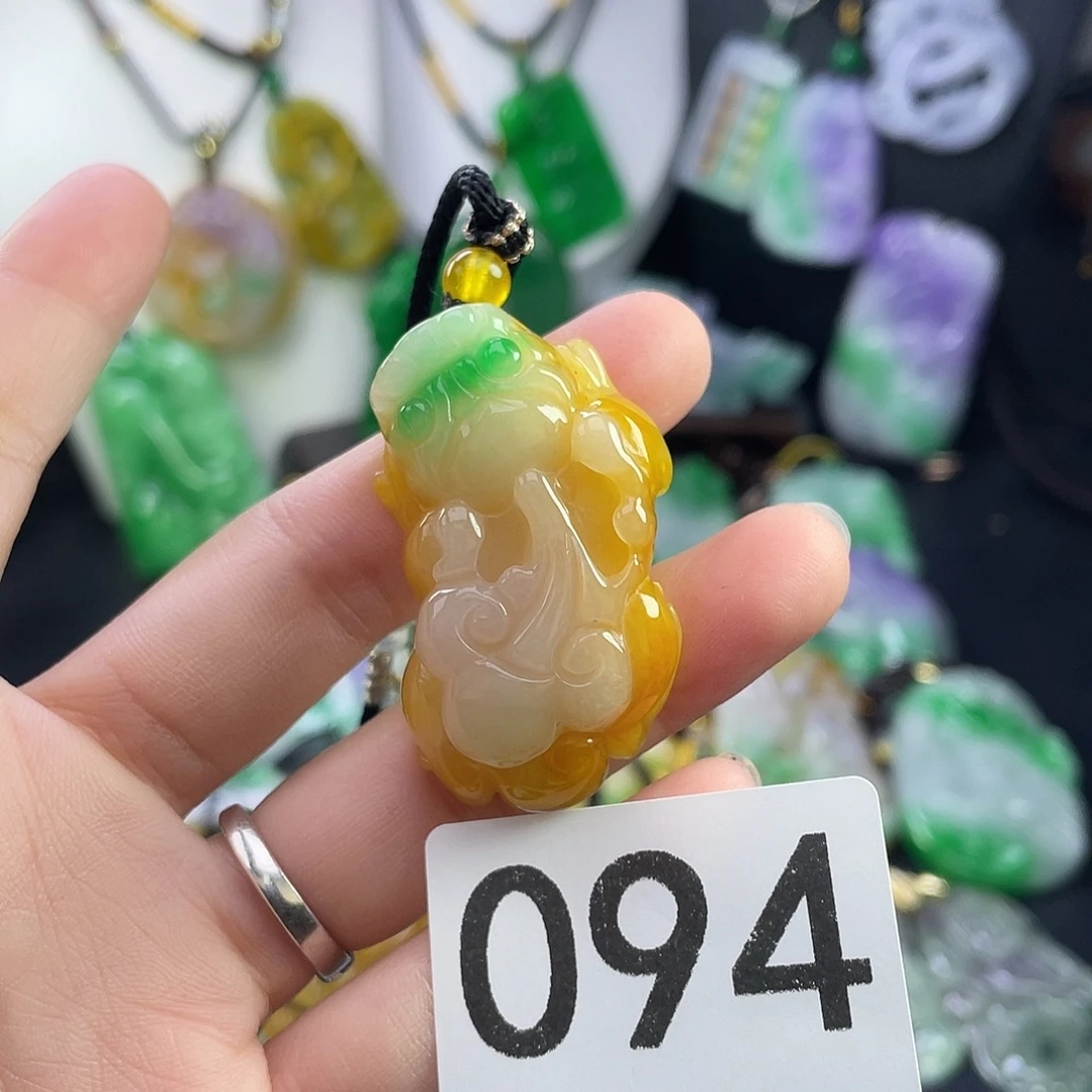 翡翠未镶嵌吊坠(赠链)