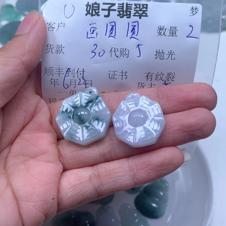 翡翠未镶嵌颈饰画***?