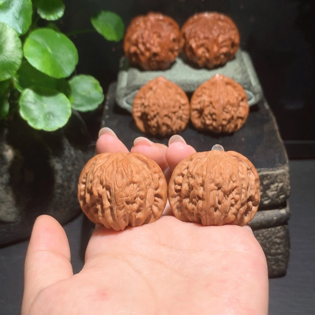 文玩核桃吊坠红皮正磨053101