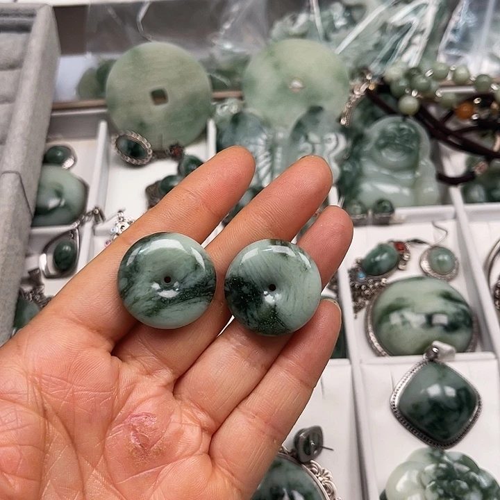 透闪石-蛇纹石玉未镶嵌颈饰