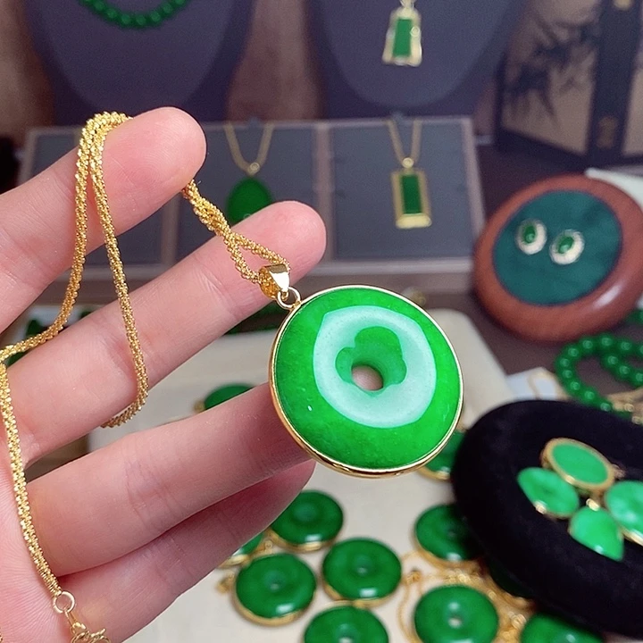 翡翠18K金镶嵌吊坠(赠链)40