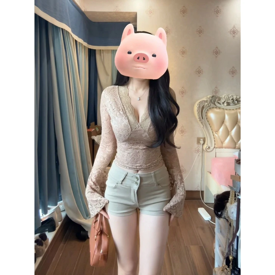 咖色轻熟风独特蕾丝提花喇叭袖t恤女早春款小心机深v领超好看上衣