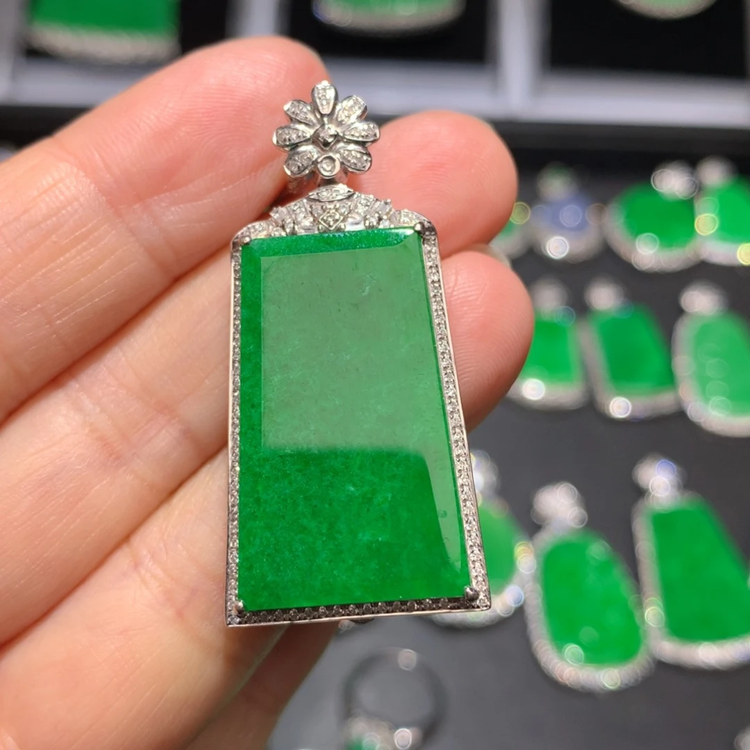 翡翠颈饰18K金镶嵌翡翠