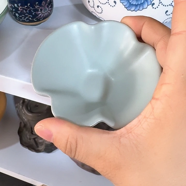 主人杯一个，瓷。。品茗