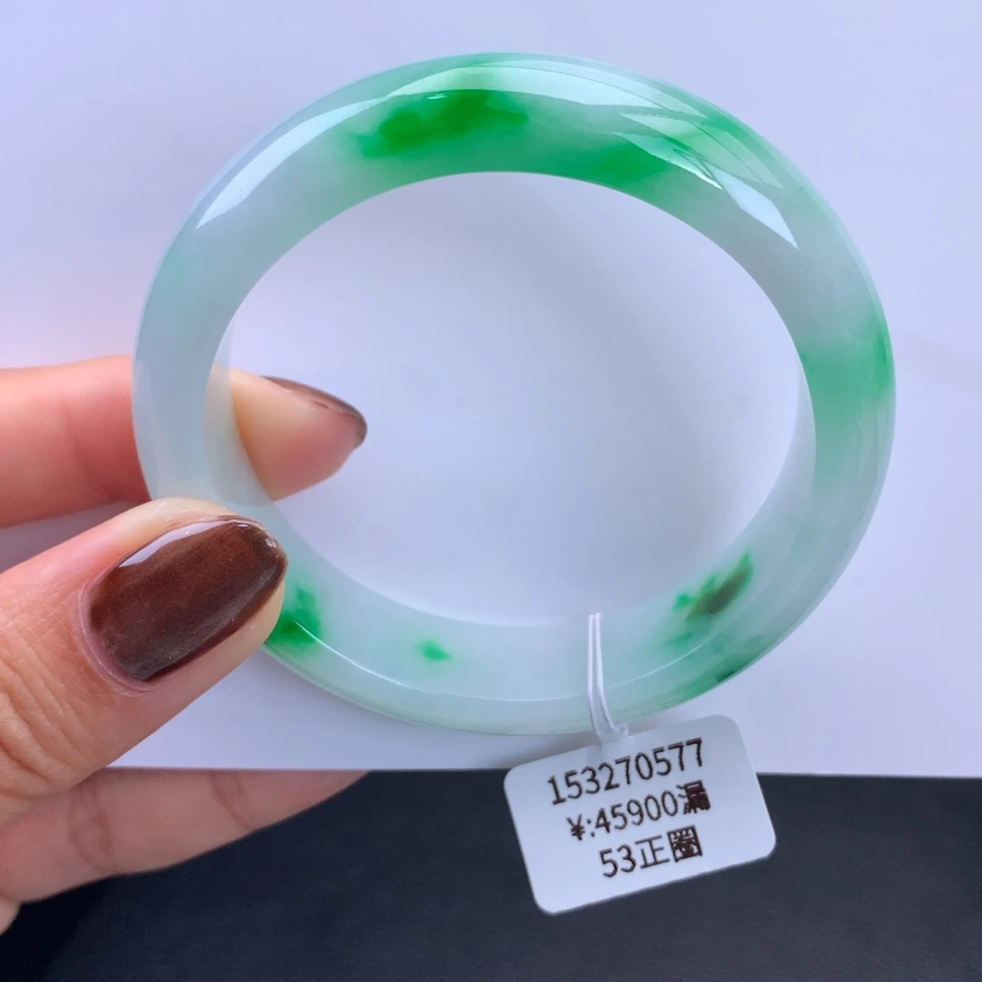 翡翠手镯未镶嵌细糯化白底阳绿手镯（有纹）