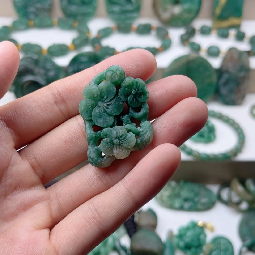 泰***然独山玉未镶嵌挂件