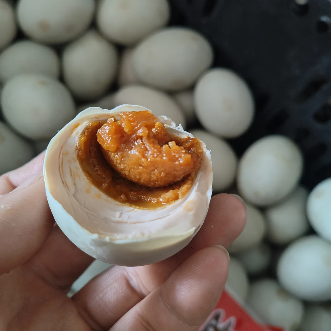 麻酱鸭蛋，纯手工腌制，鲜香流油，口感沙沙糯糯
