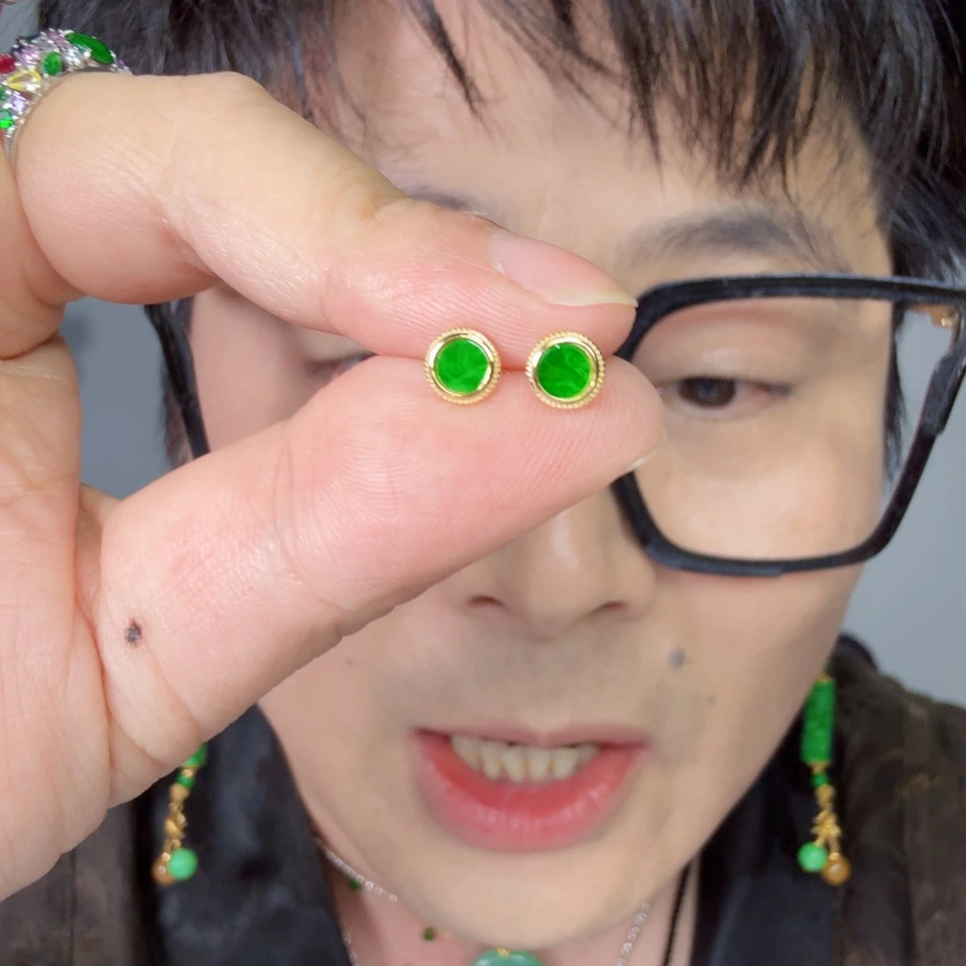 翡翠未镶嵌颈饰一对