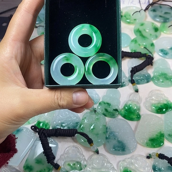 翡翠未镶嵌颈饰甜甜圈