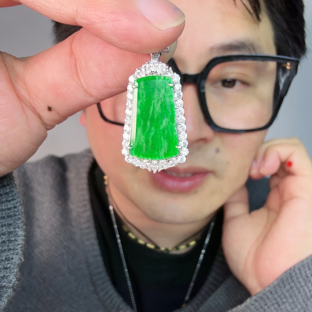 翡翠未镶嵌颈饰一件