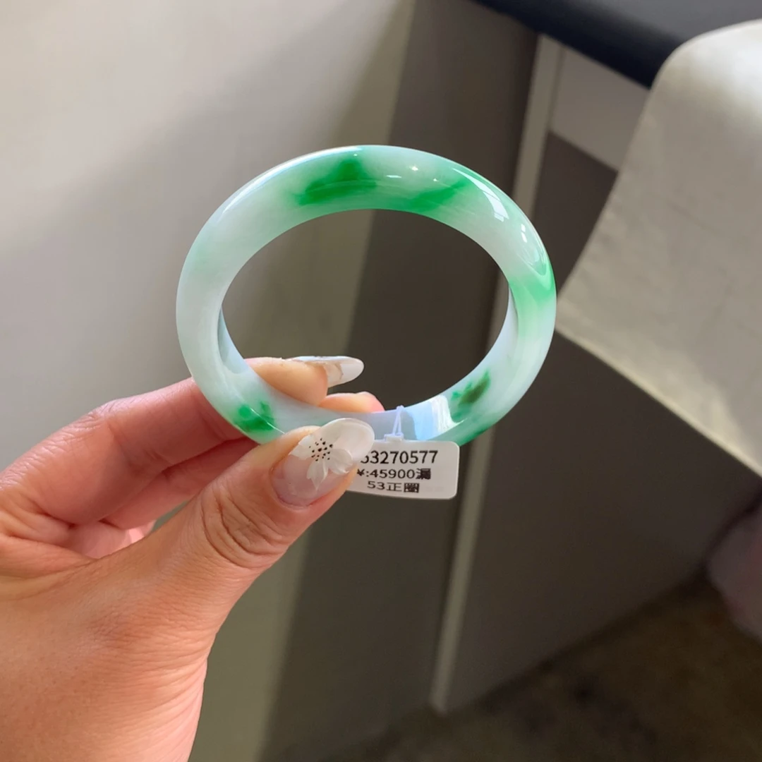 翡翠手镯未镶嵌白底飘辣阳绿53正圈（有包容）